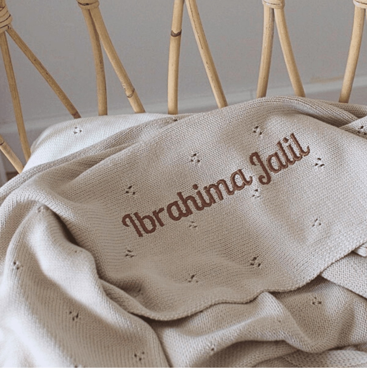 Couverture brodé beige personnalisée avec prénom
