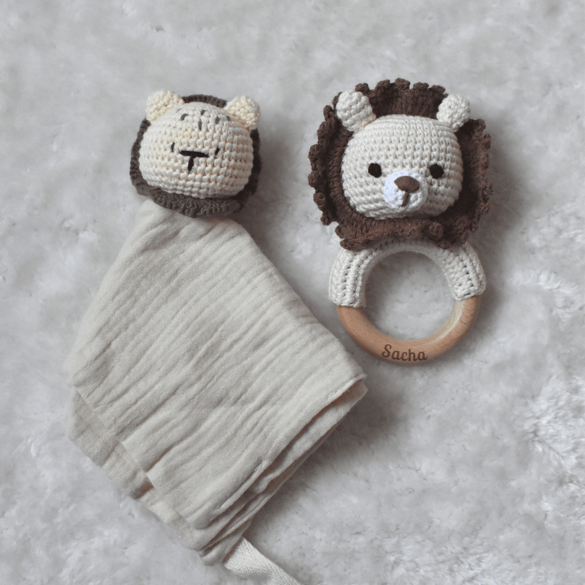 Lot Complice – Doudou & Hochet assortis en coton & crochet