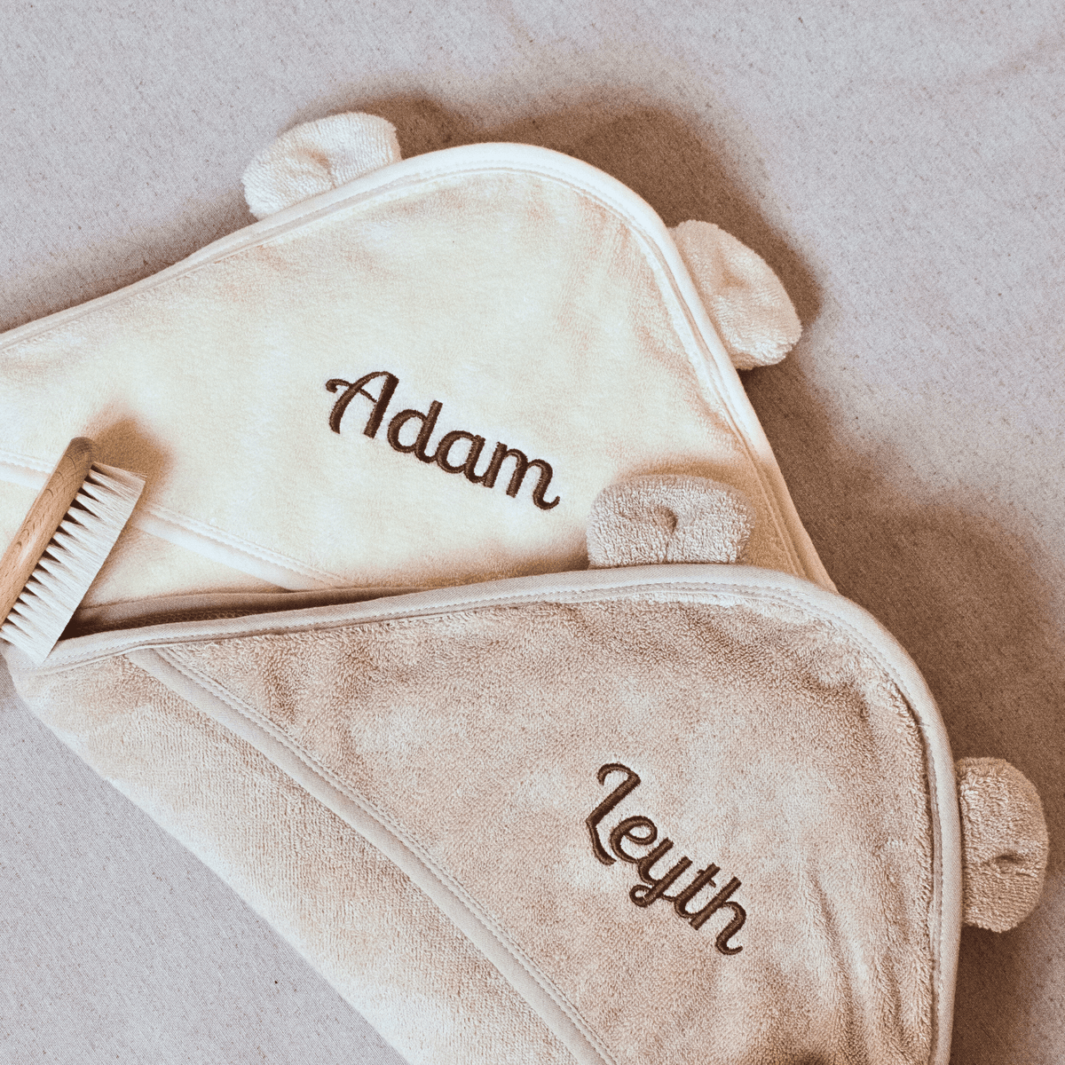 cape de bain ourson creme et beige personnalisé, prénom