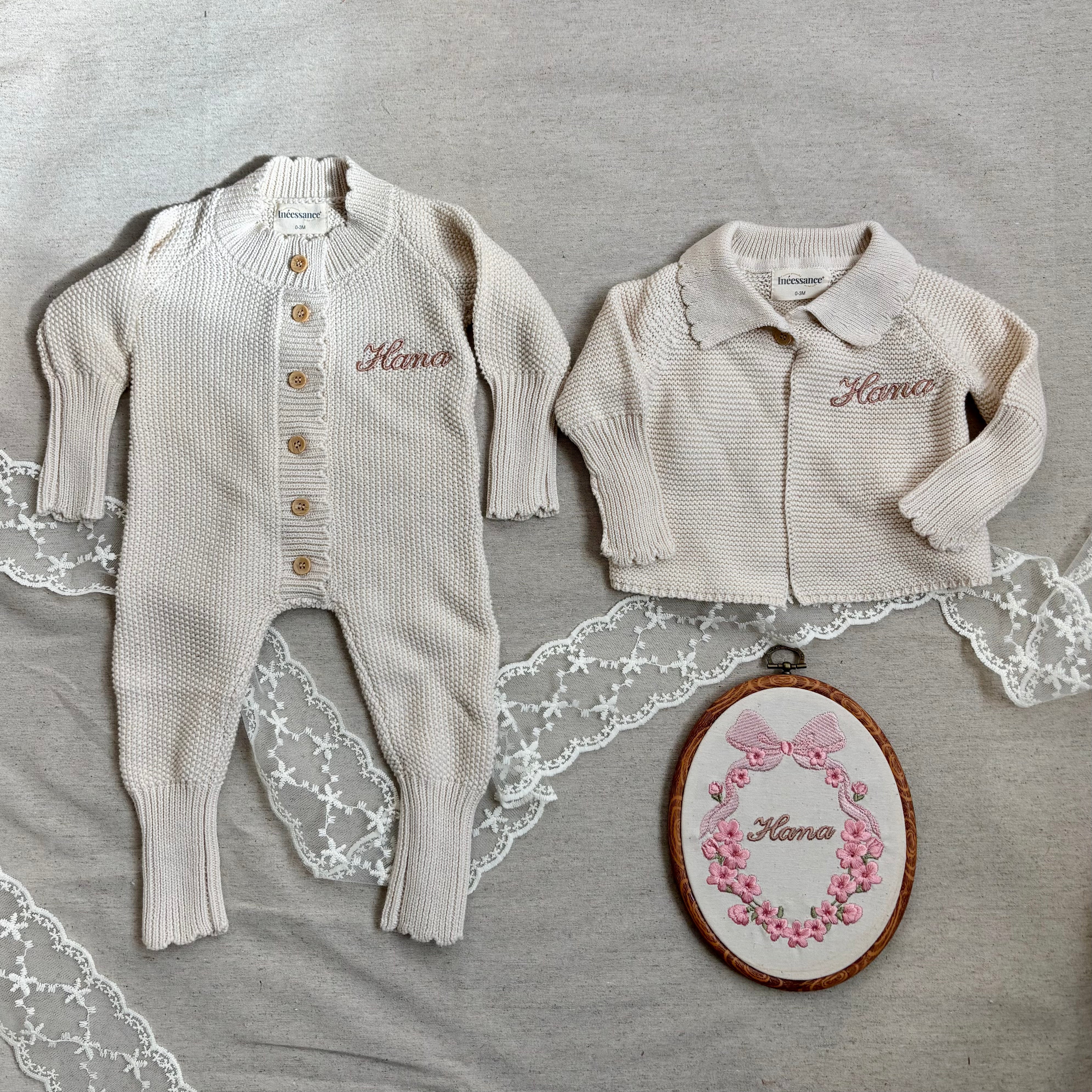 Brassière col Claudine festonné de l'ensemble de naissance