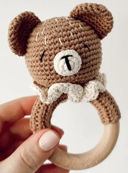 Hochet crochet ourson collerette
