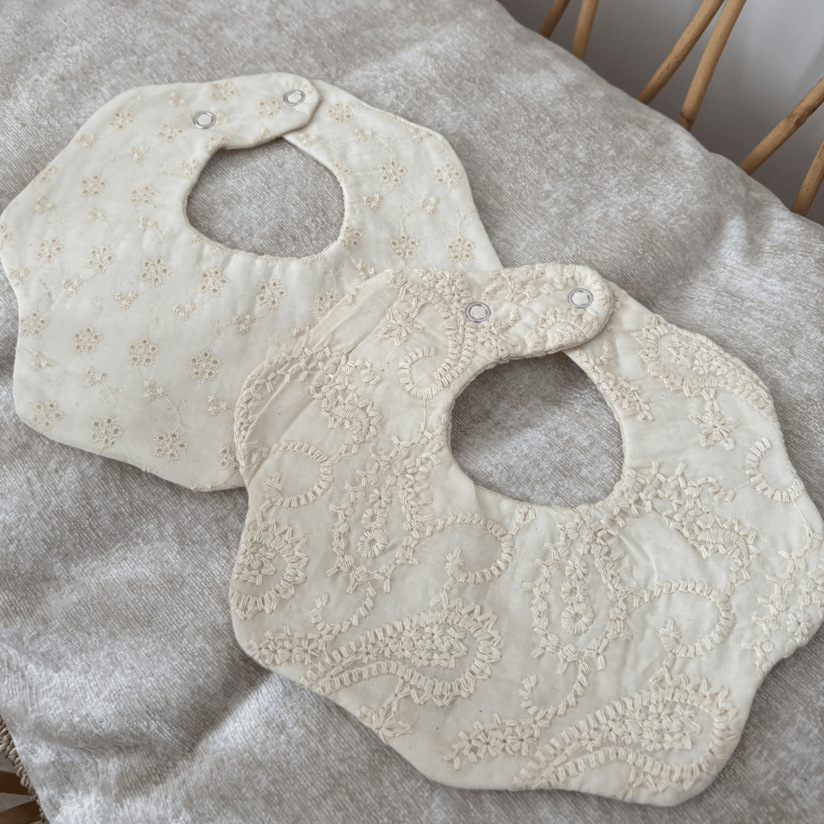 Bavoirs fleurs brodés – Lot de 2