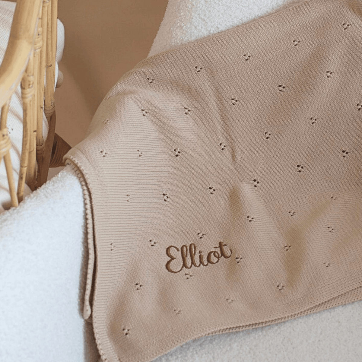 Couverture brodé beige personnalisée avec prénom