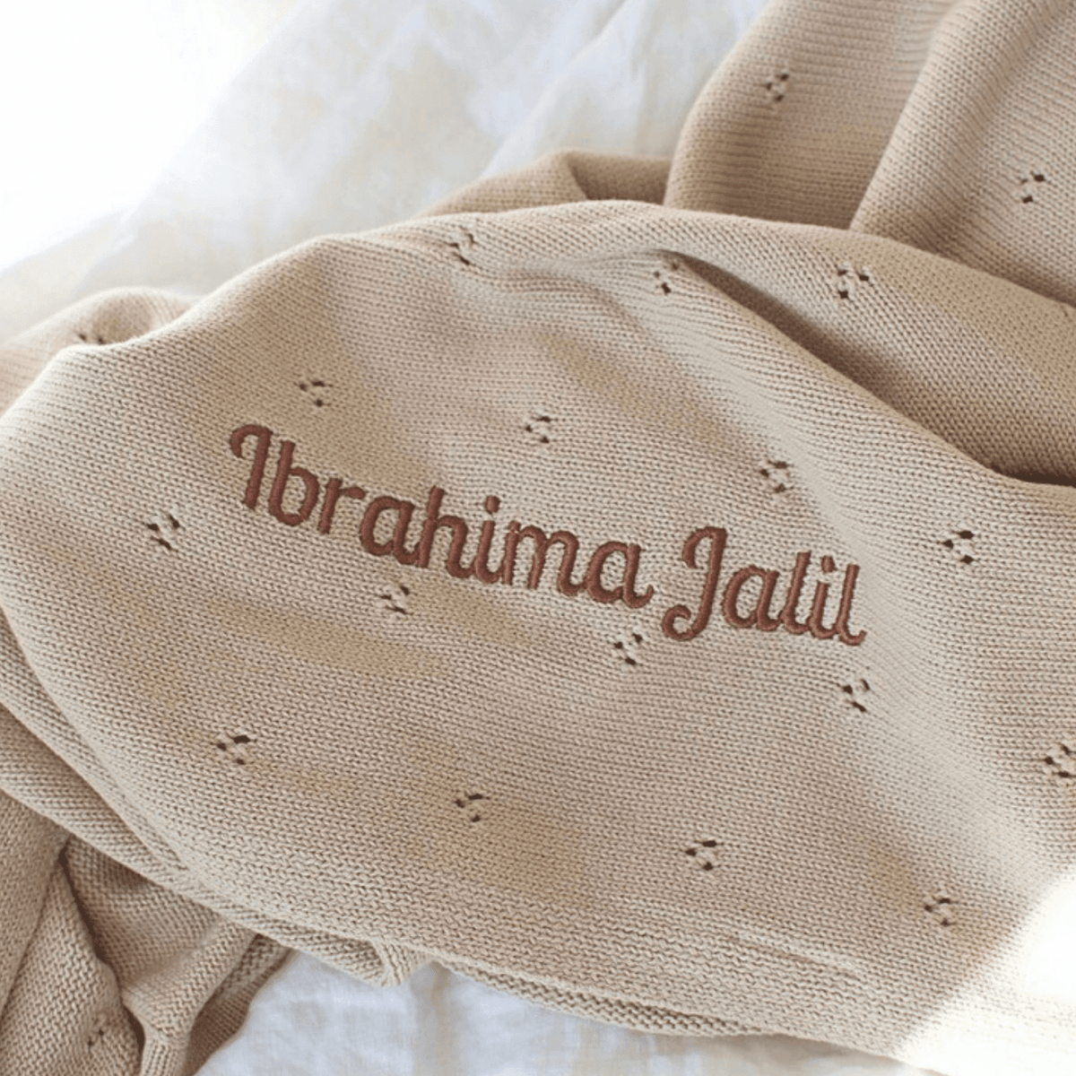 Couverture brodé beige personnalisée avec prénom