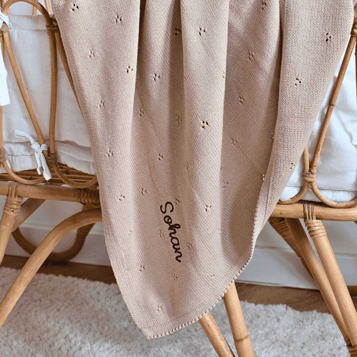 Couverture brodé beige personnalisée avec prénom
