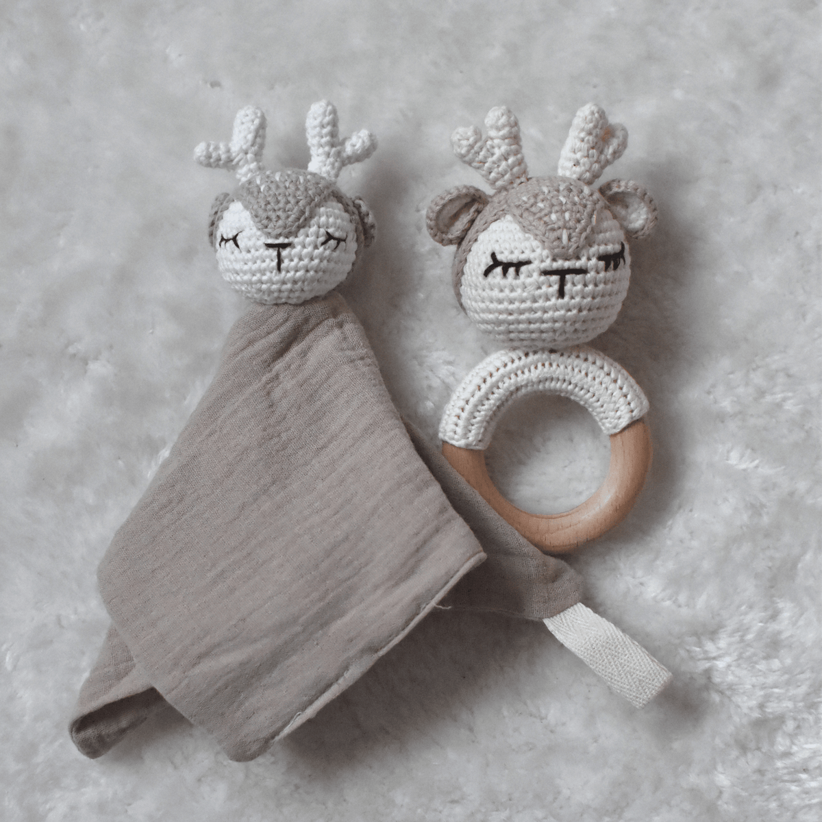 Lot Complice – Doudou & Hochet assortis en coton & crochet