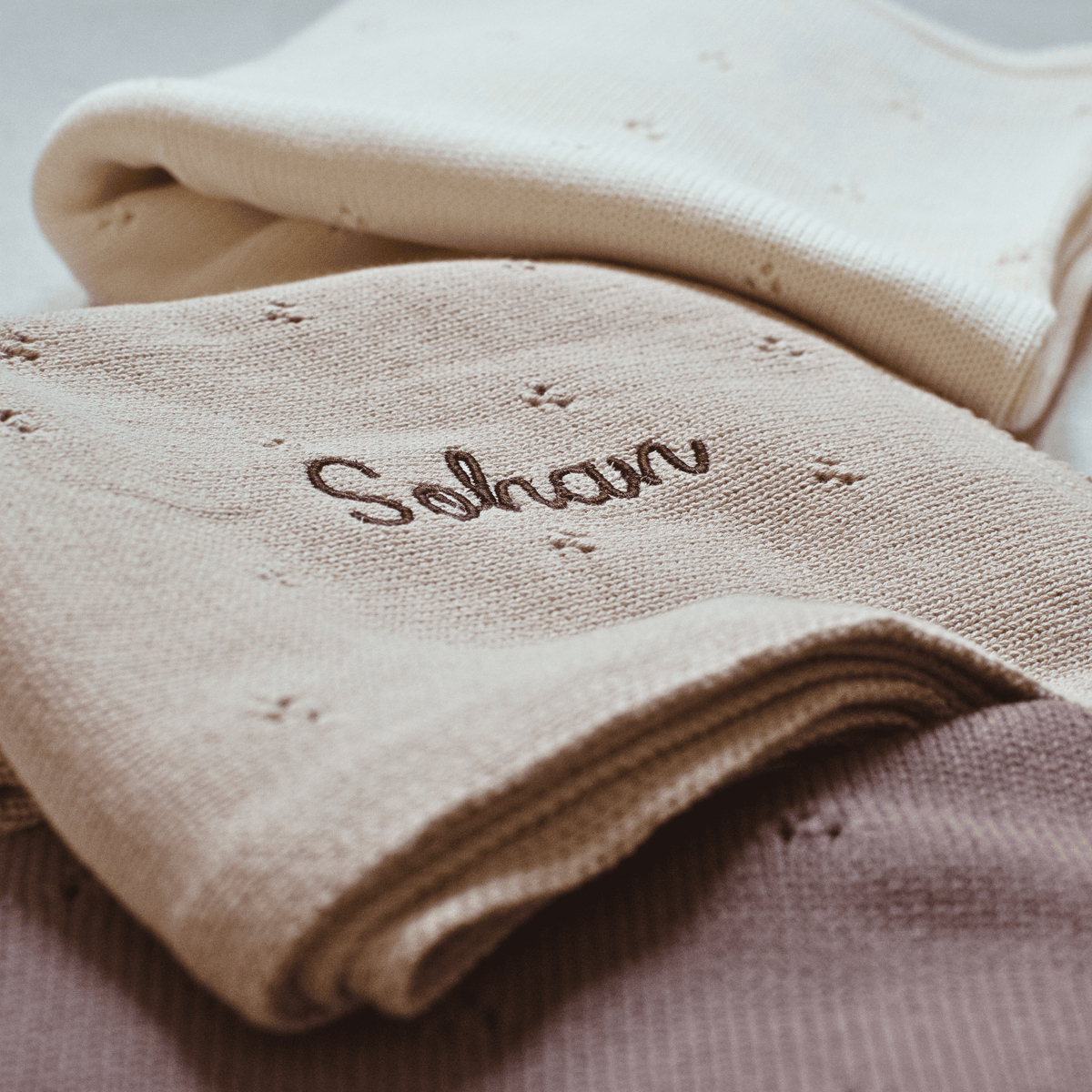 Couverture brodé beige personnalisée avec prénom