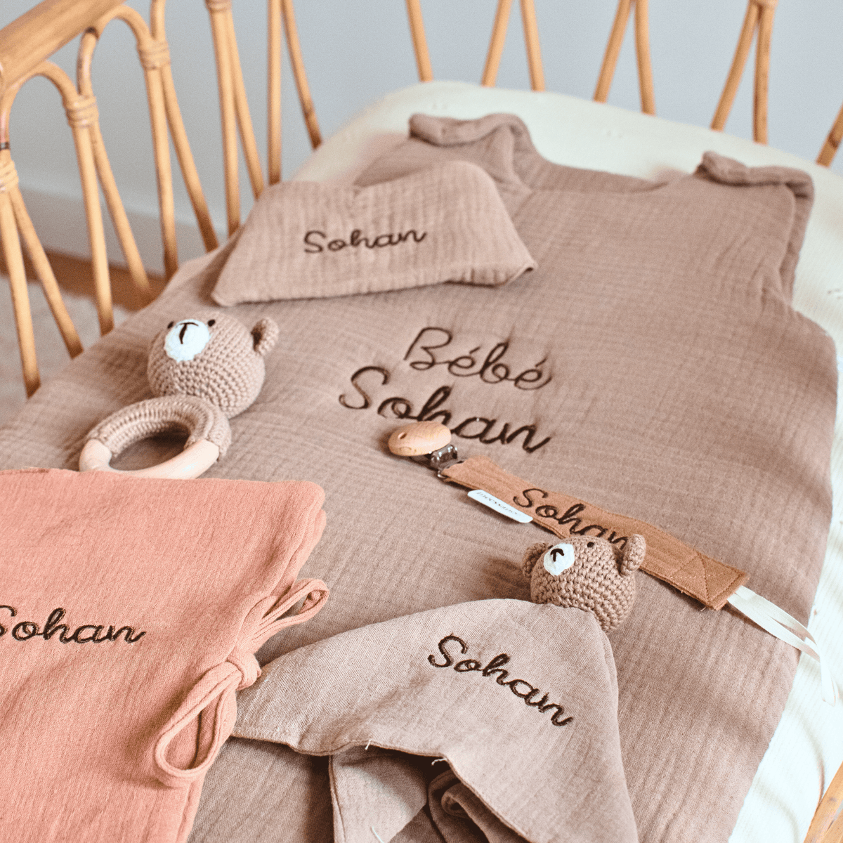 Ensemble de naissance pour bébé avec gigoteuse, attache tétine, protege carnet de santé, bavoir, doudou en crochet. Unique