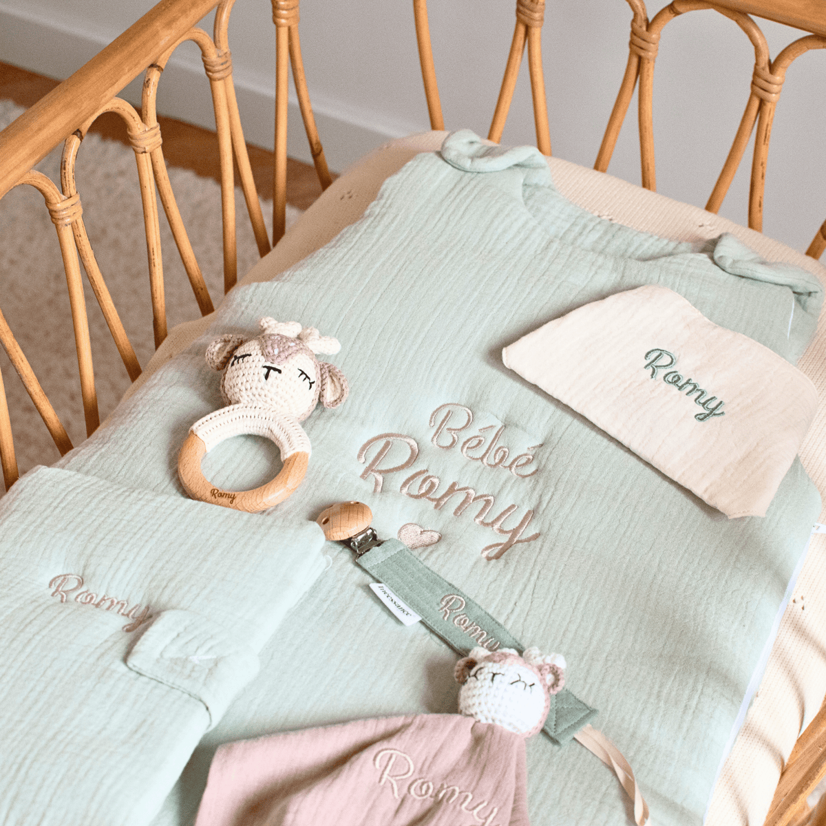 Ensemble de naissance pour bébé avec gigoteuse, attache tétine, protege carnet de santé, bavoir, doudou en crochet.Original