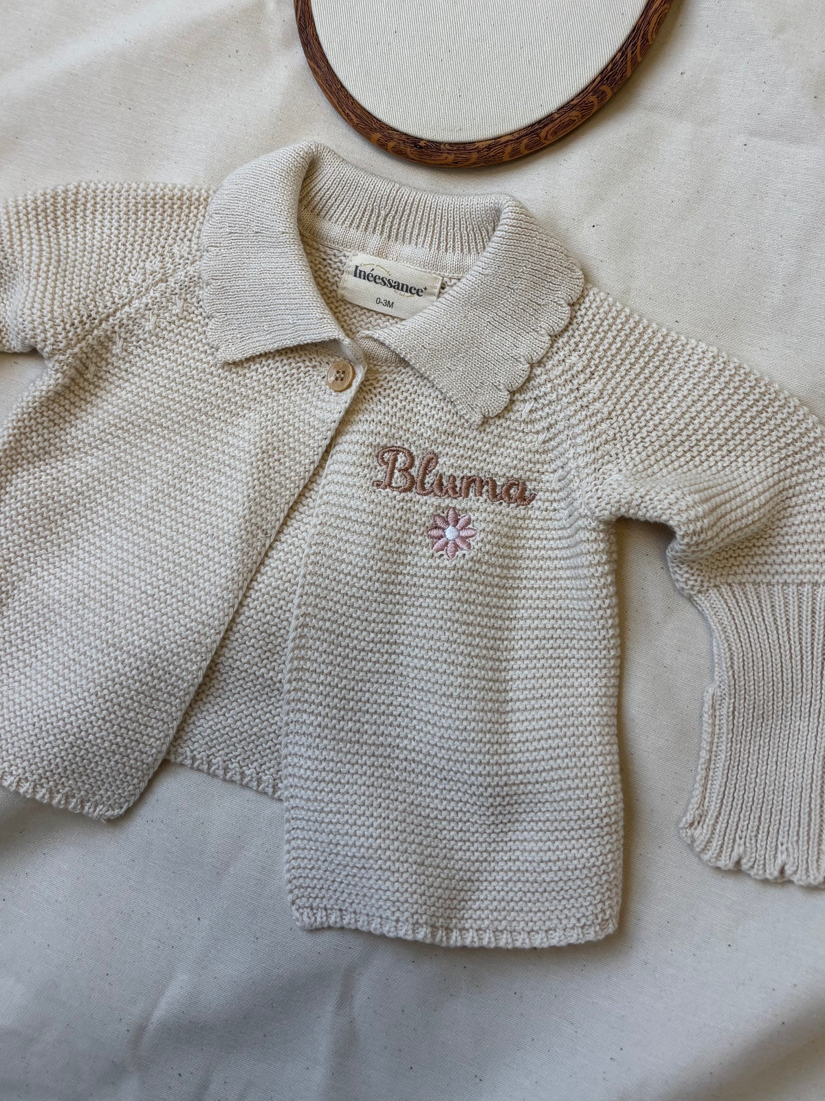Brassière bébé en maille de coton avec boutons en bois naturel, prénom brodé, taille 0-3 mois