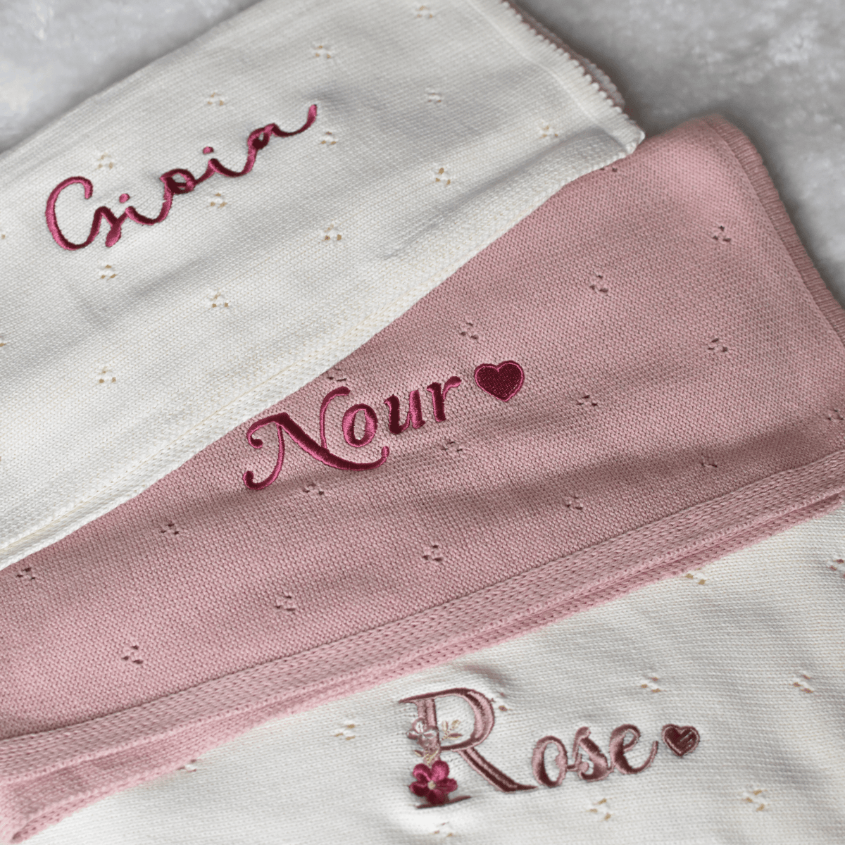 Couverture brodé beige , creme, rose, avec prénom personnalisée