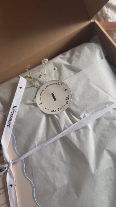 Coffret naissance personnalisé unboxing magnifique d'un coffret , emotion forte, douceur, hochet, doudou crochet, gigoteuse, attache sucette